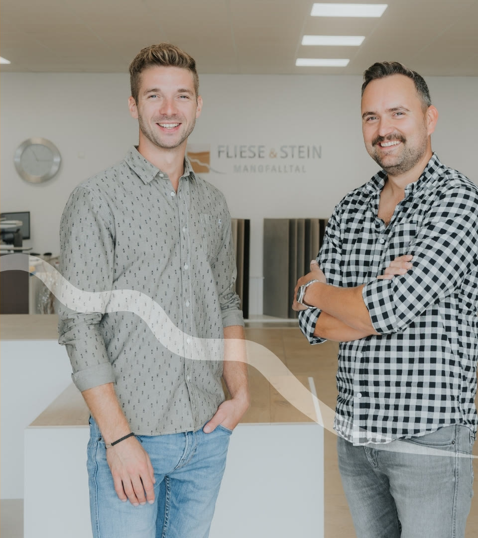 Zwei Mitarbeiter von Fliese & Stein Mangfalltal in der Ausstellung in Bruckmühl